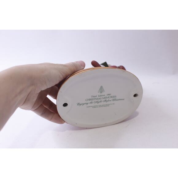 Enjoying the Night Before Christmas, Ceramic Statue, Children Reading a Book, - Picture 2 of 3